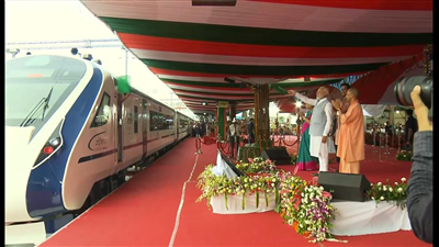 प्रधानमंत्री ने गोरखपुर रेलवे स्टेशन से दो नई वंदे भारत एक्सप्रेस ट्रेनों को झंडी दिखाकर रवाना किया 