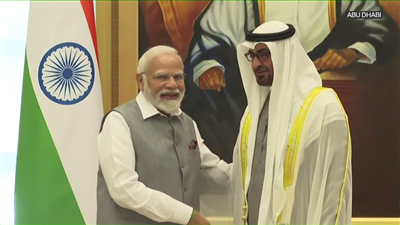 UAE में भी भारत का डंका, बुर्ज खलीफा पर मोदी-मोदी... फ्रैंडशिप बैंड के साथ PM का ग्रैंड वेलकम